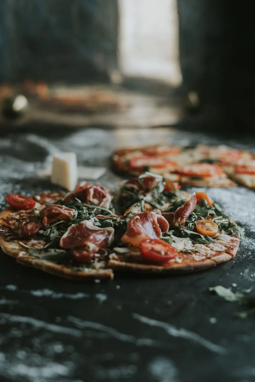 Lähikuva gourmet-pizzasta, jossa on tuoreita raaka-aineita