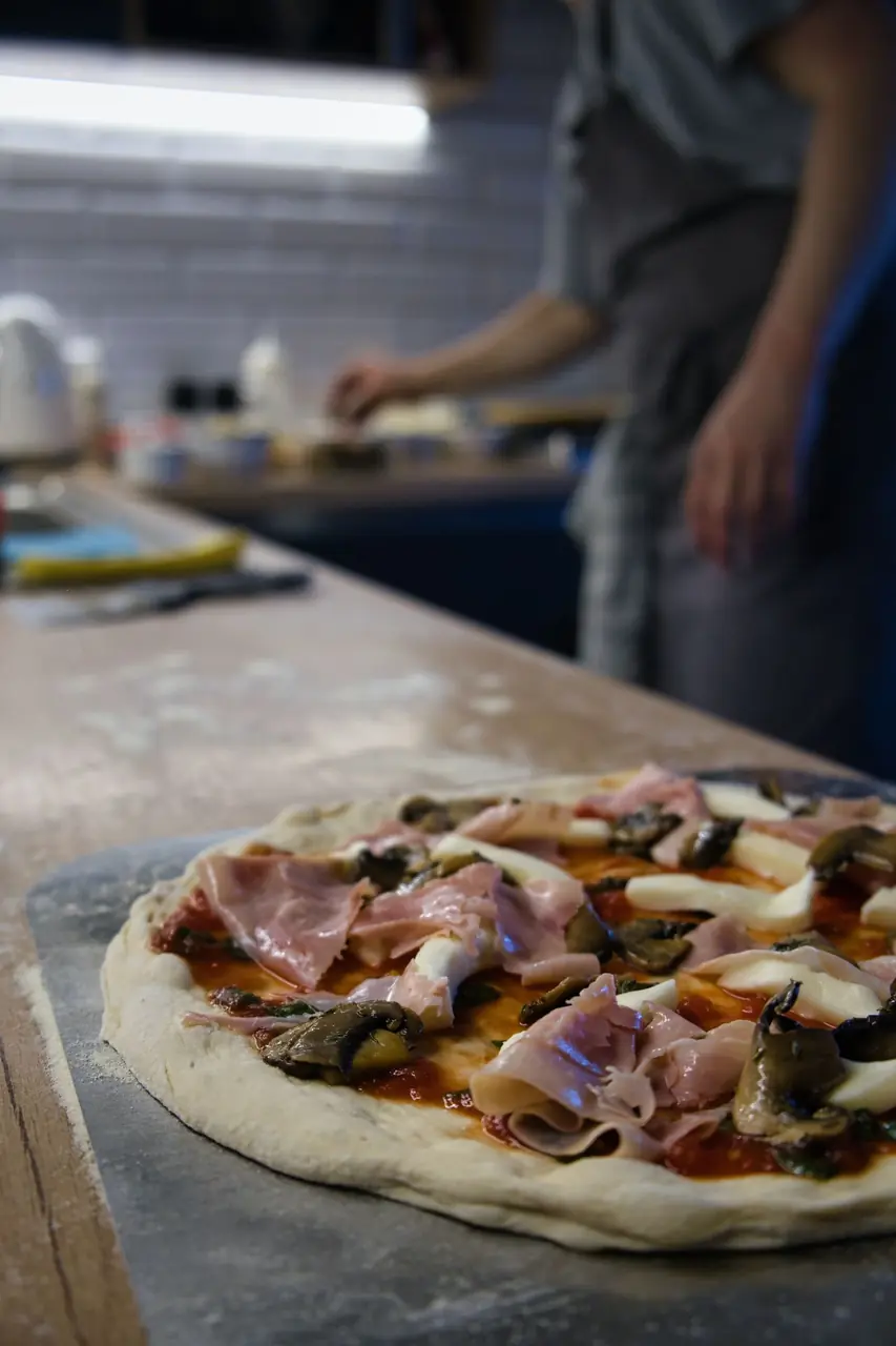 Kotitekoinen herkkusienipizza