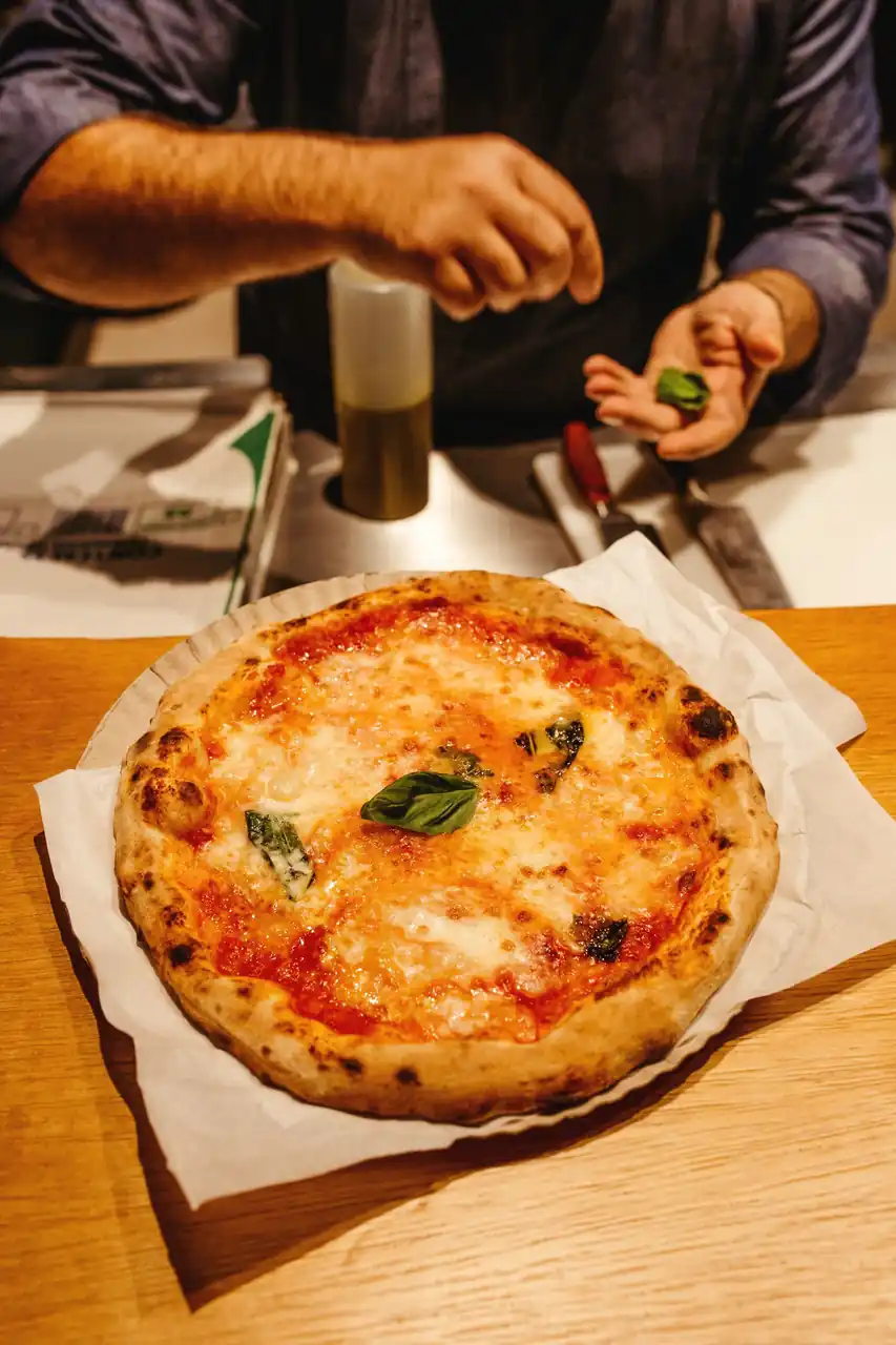 Lähikuva pizzan täytteistä