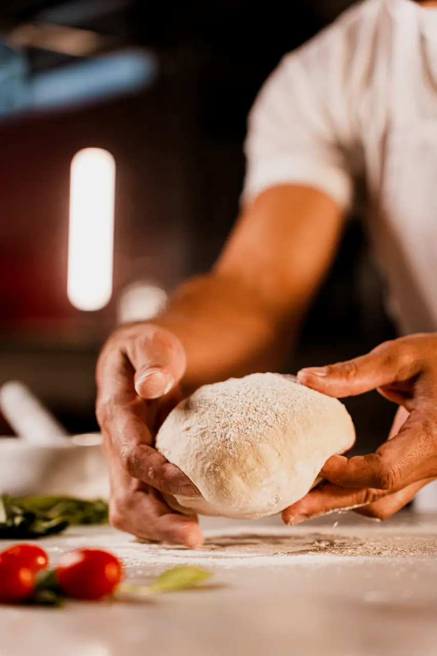 Pizzataikinan vaivaaminen käsin
