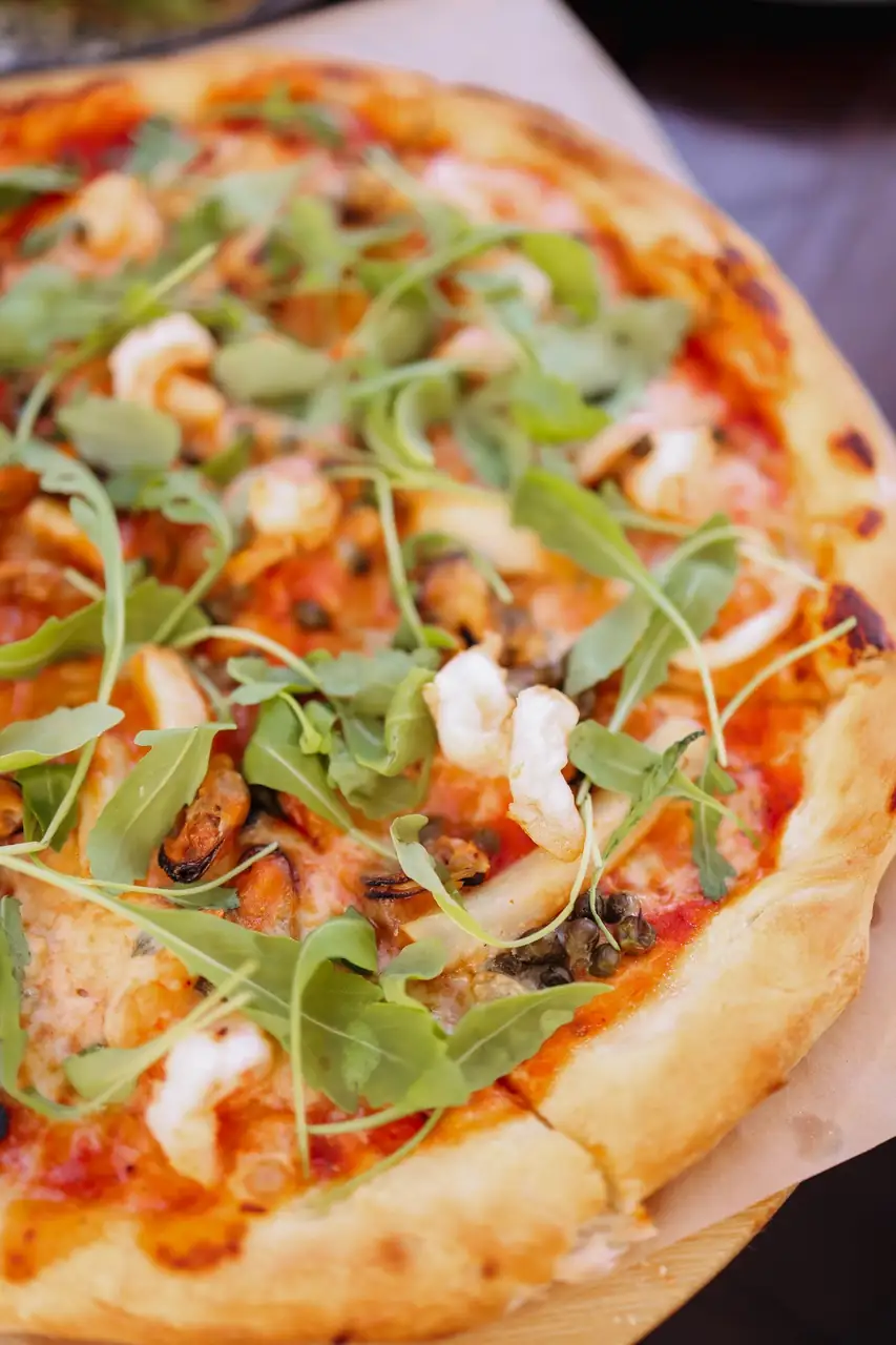 Seafood pizza rucolalla