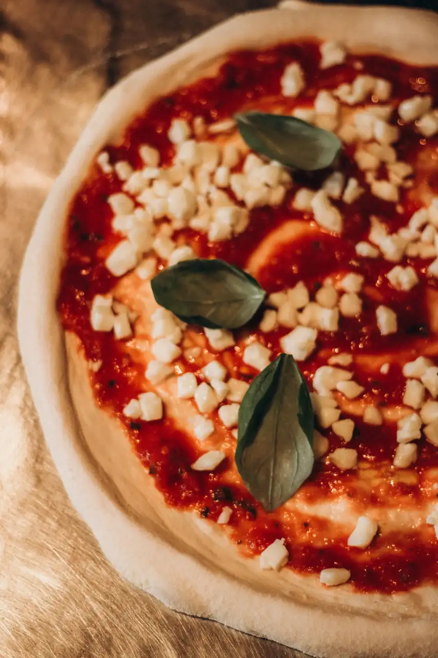 Klassinen Margherita pizza tuoreella basilikalla