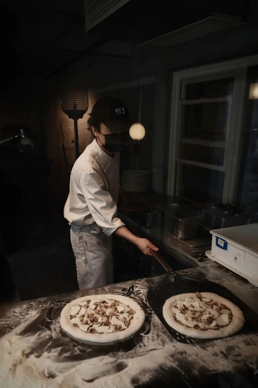 Pizzerian tunnelmallinen hämärä valaistus