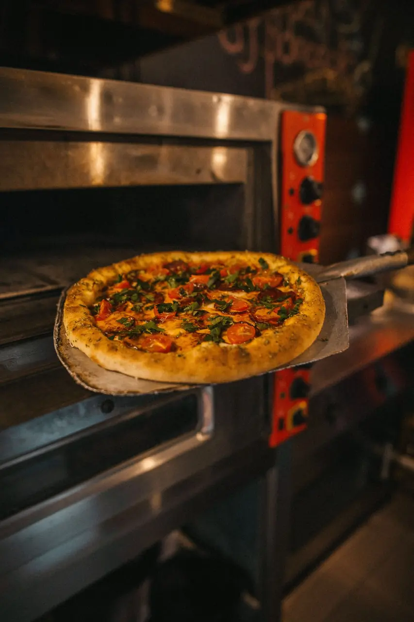 Pizza paistumassa kivenkuumassa uunissa