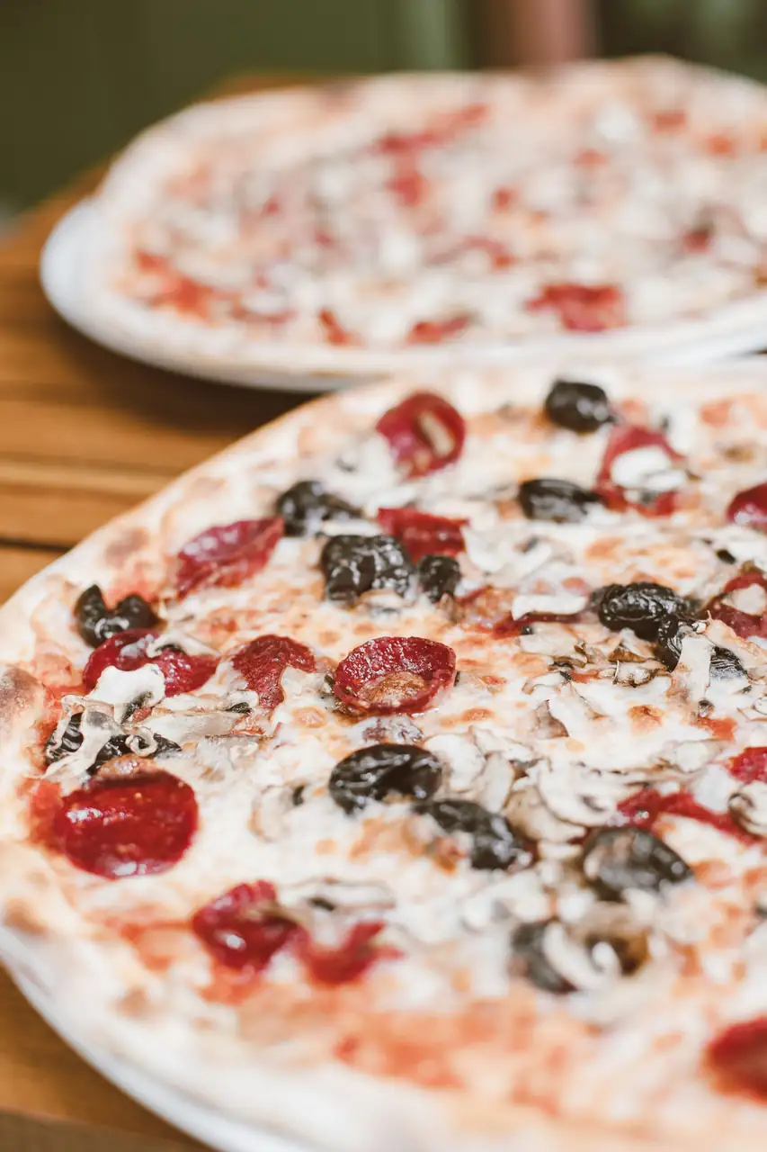 Kasvispizza tuoreilla oliiveilla