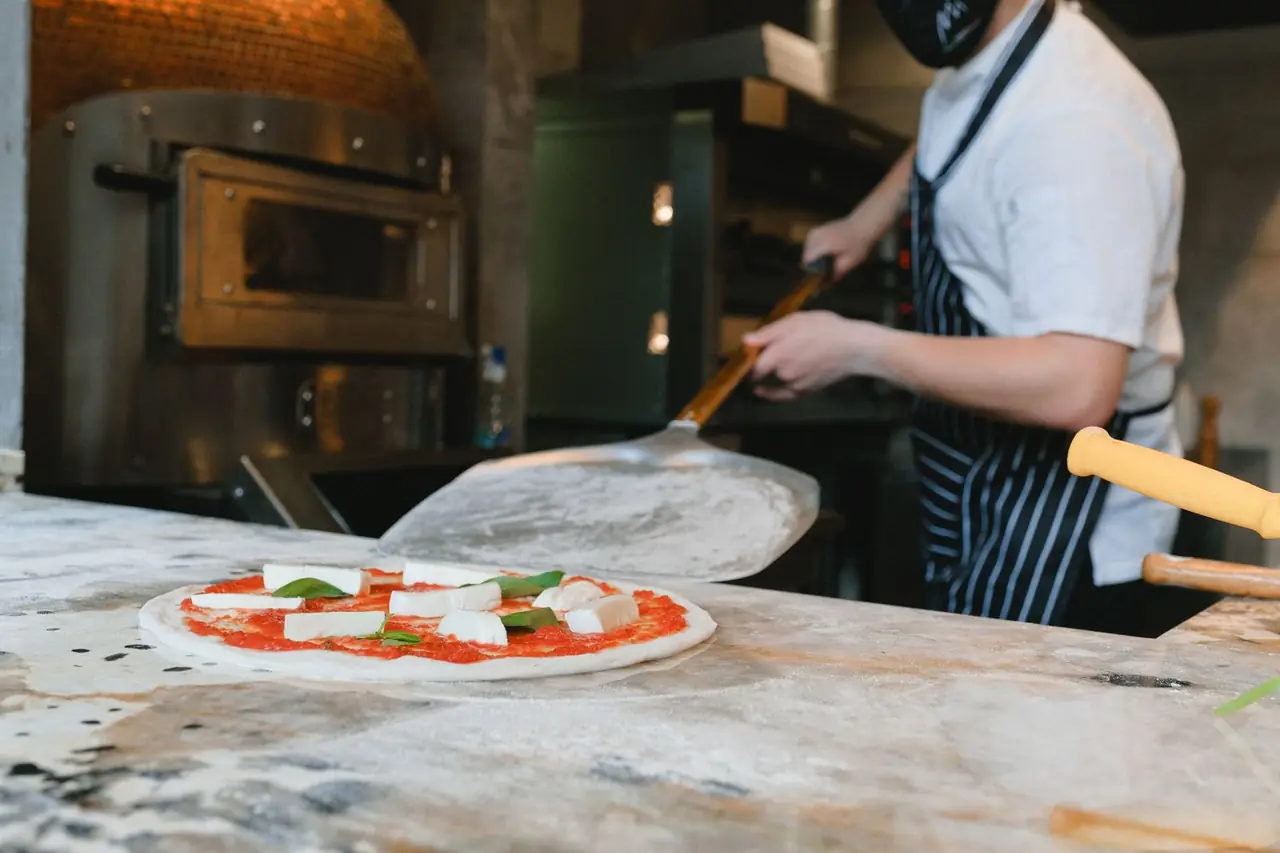 Tuoreiden raaka-aineiden asettelu pizzalle